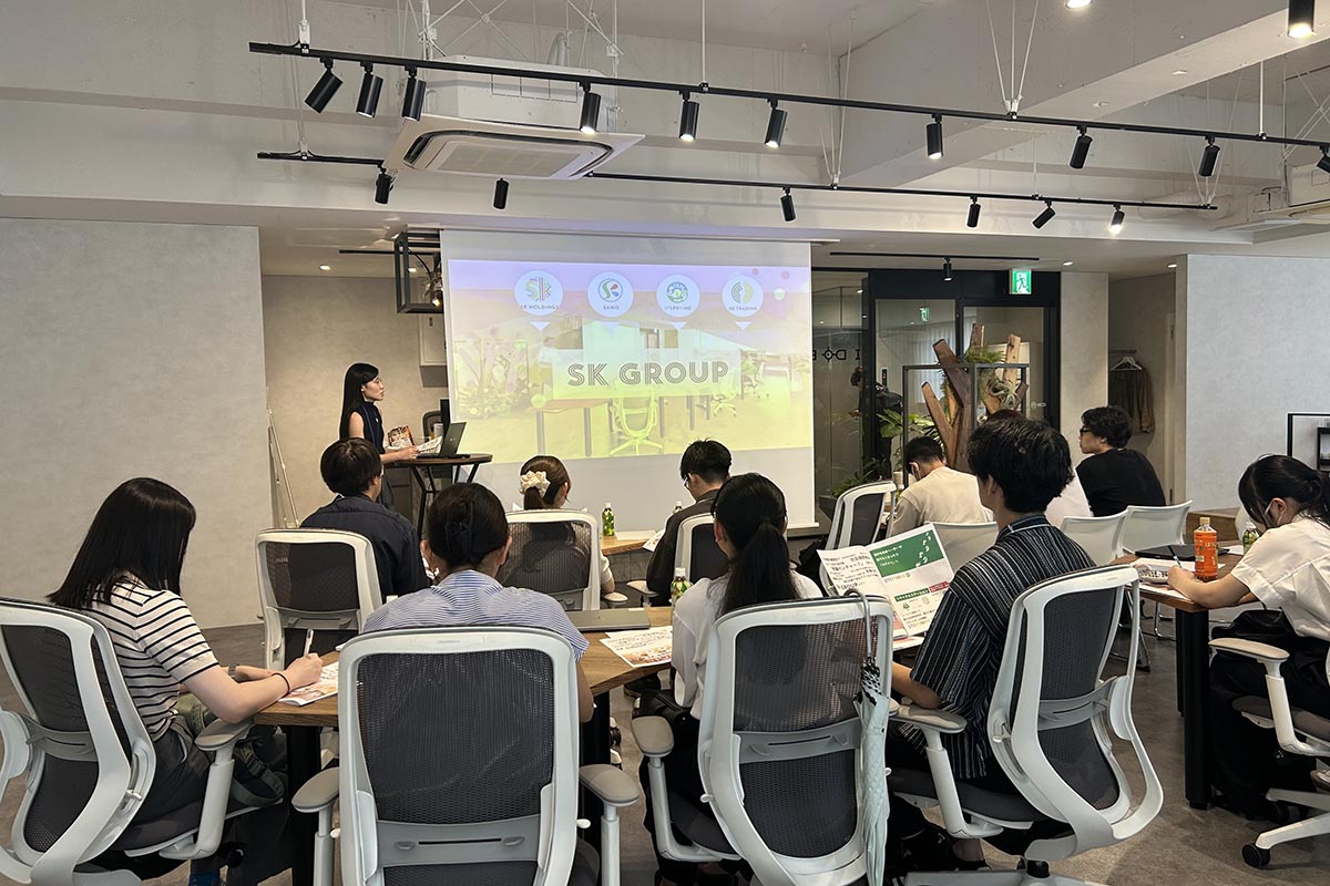 企業潜入ツアーの様子